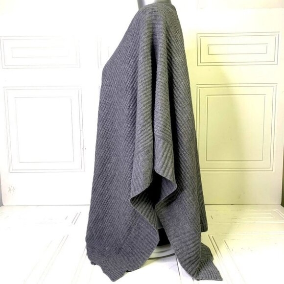 Elegant Warm Poncho in Grey - Picture 4 of 10